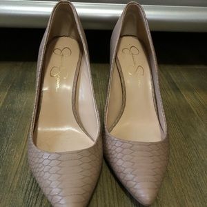 Nude leather pump